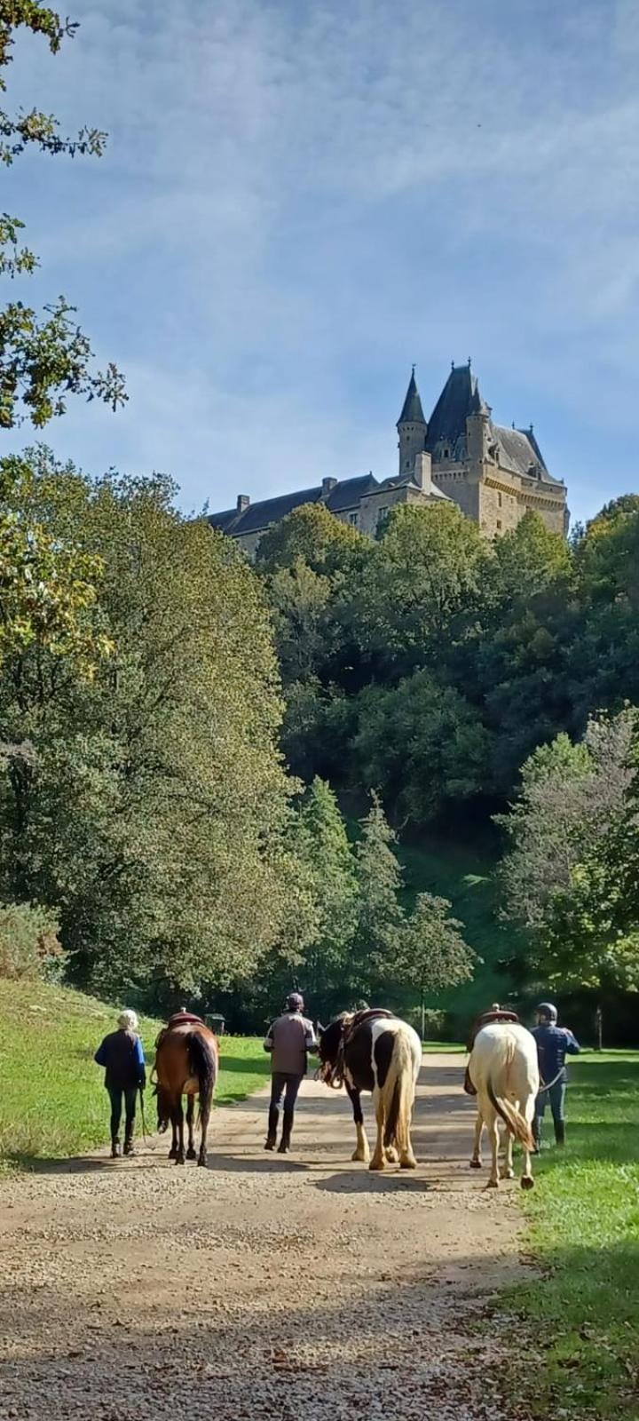 Roulotte A Sapharey Hotel Sarrazac  Buitenkant foto